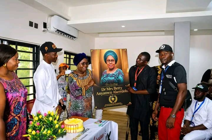 Her Excellency Dr. Mrs. Betty Anyanwu-Akeredolu with ISPPAN President Comrd. Onyeahialam Chibueze T. and delegation during the birthday presentation.