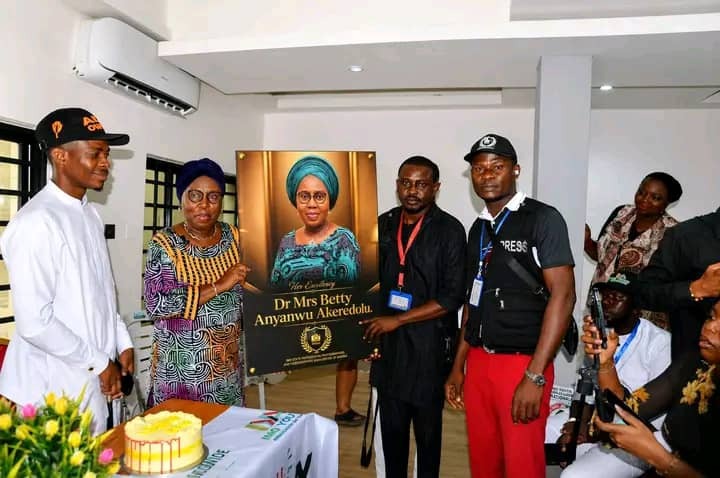 ISPPAN leadership presenting a framed commemorative portrait to Her Excellency, Dr. Mrs. Betty Anyanwu-Akeredolu, during the birthday courtesy visit.