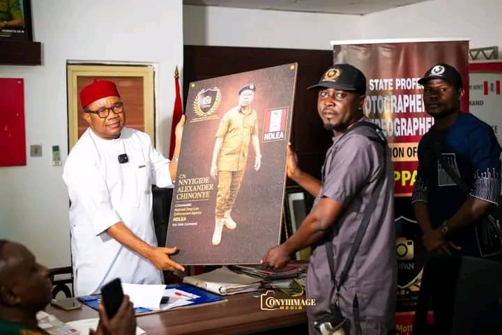 ISPPAN Imo State Chapter President Comrd. Onyeahialam Chibueze T. presenting a framed commemorative portrait to NDLEA Imo State Commander CN Nnyigide Alexander Chinonye during the courtesy visit.
